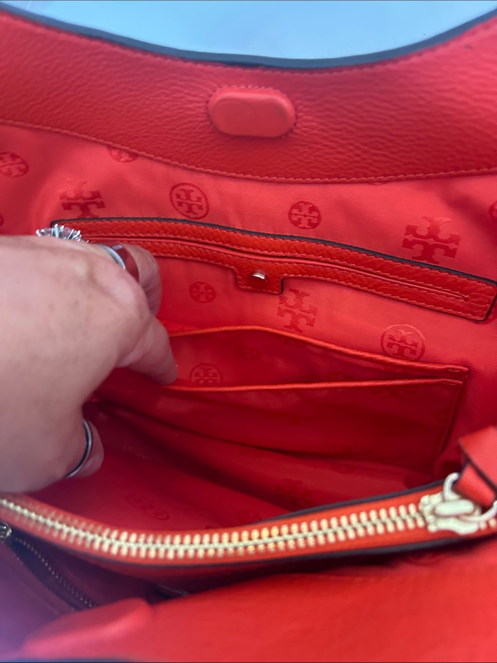 Tory Burch Bombe T East/West
Tote, red/orange (coral) - Picture 8 of 17